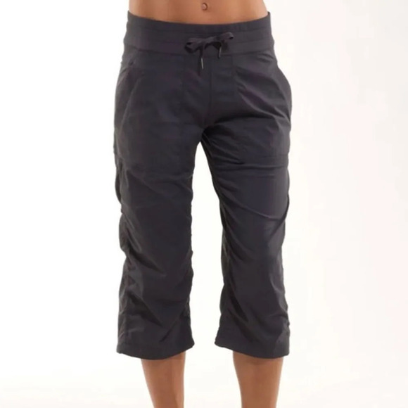Lululemon sz 6 Studio Crop Coal (black) for yoga excellent pre owned condition - Picture 2 of 14